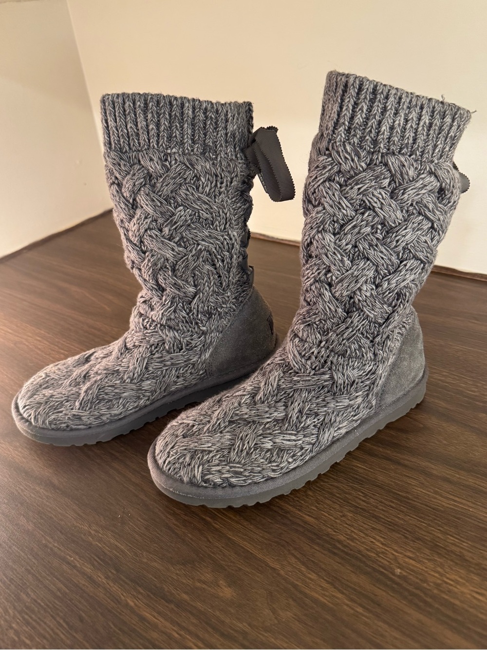 UGG Australia Women’s Size 6 Gray Cable Knit Woven Suede Boots Style 1010669